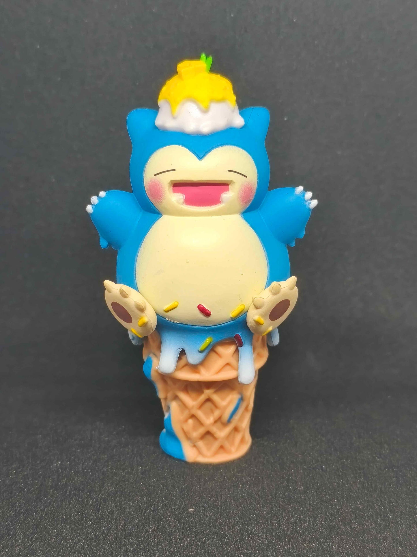 Figurine Ronflex Pokémon, style cornet de glace, décor coloré gourmand