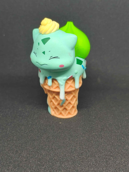 Figurine Bulbizarre Pokémon en forme de glace sur cornet, ambiance kawaii, fond noir.
