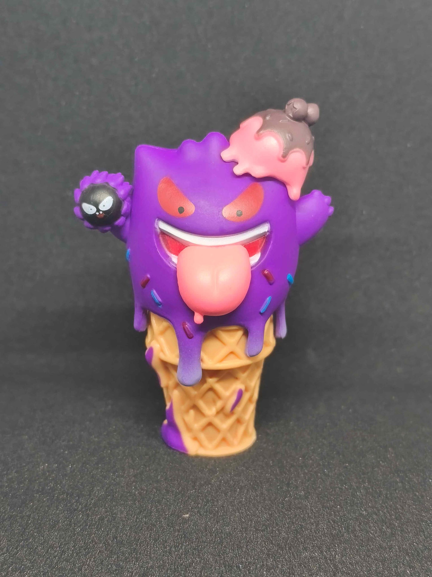 Figurine Pokémon Gengar glace cornet, déco kawaii violette sur fond noir, thème Pokémon.