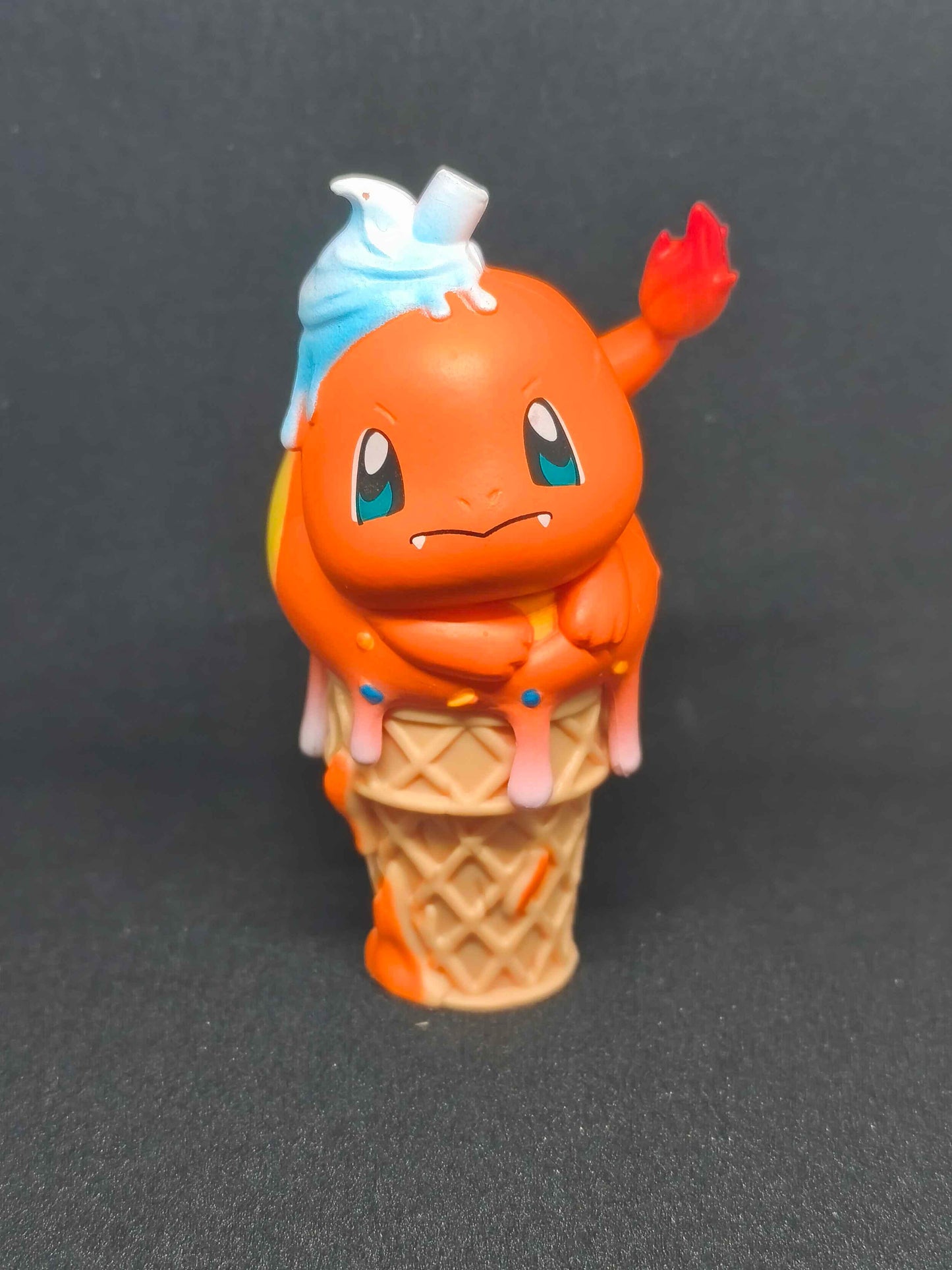 figurine Pokémon Salamèche en forme de glace, cornet, thème kawaii, fond noir